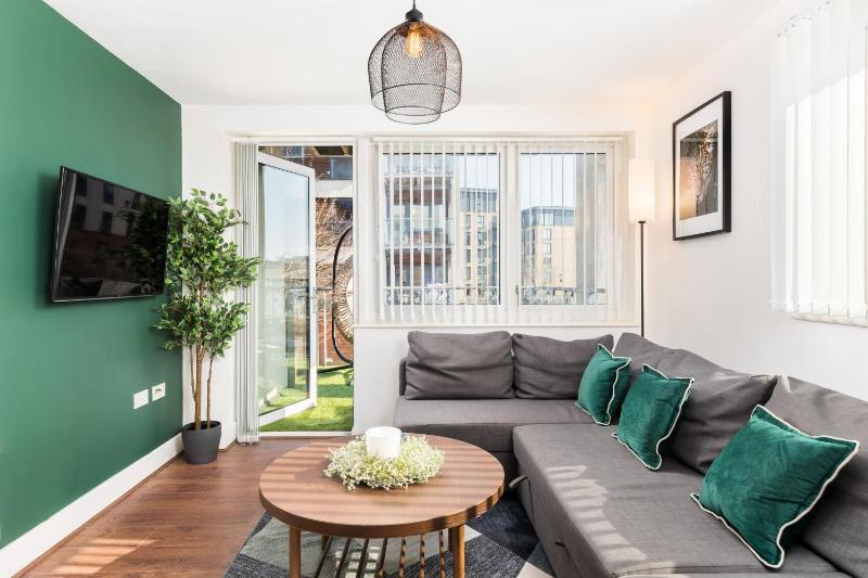 The Bell Suite by Prime Stays - Stylish 2 Bedroom in City Centre With Balcony & Gated Parking - image 6