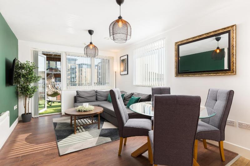 The Bell Suite by Prime Stays - Stylish 2 Bedroom in City Centre With Balcony & Gated Parking - image 11