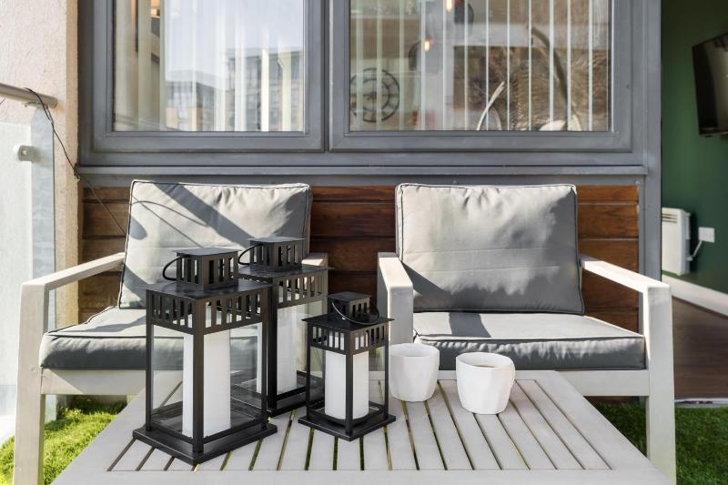 The Bell Suite by Prime Stays - Stylish 2 Bedroom in City Centre With Balcony & Gated Parking - image 13