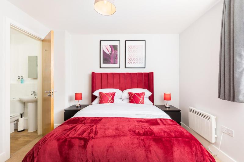 The Bell Suite by Prime Stays - Stylish 2 Bedroom in City Centre With Balcony & Gated Parking - image 16