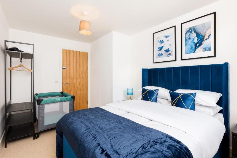 The Bell Suite by Prime Stays - Stylish 2 Bedroom in City Centre With Balcony & Gated Parking - image 15