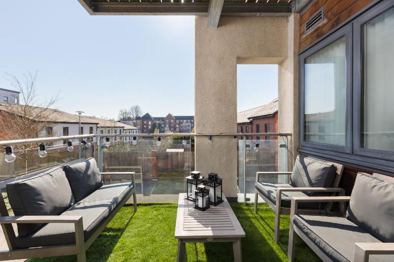 The Bell Suite by Prime Stays - Stylish 2 Bedroom in City Centre With Balcony & Gated Parking - image 26