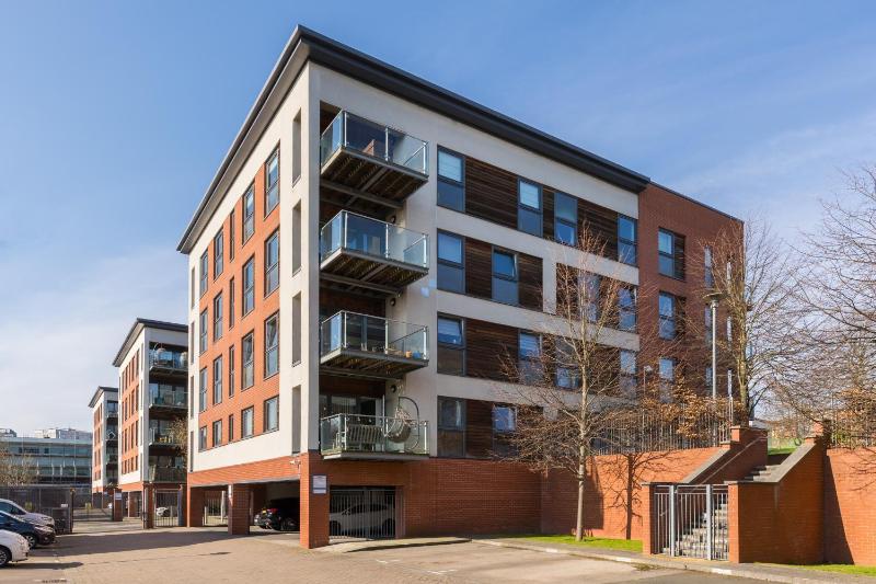 The Bell Suite by Prime Stays - Stylish 2 Bedroom in City Centre With Balcony & Gated Parking - image 2