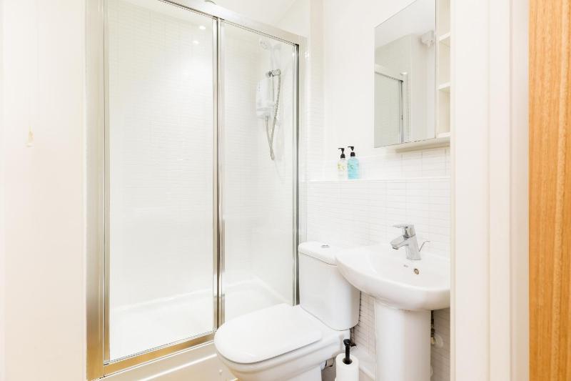 The Bell Suite by Prime Stays - Stylish 2 Bedroom in City Centre With Balcony & Gated Parking - image 7