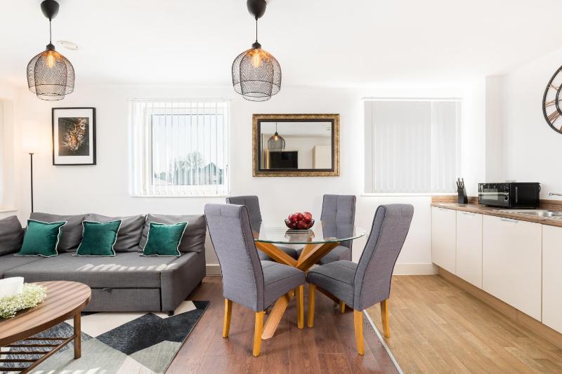 The Bell Suite by Prime Stays - Stylish 2 Bedroom in City Centre With Balcony & Gated Parking - image 29