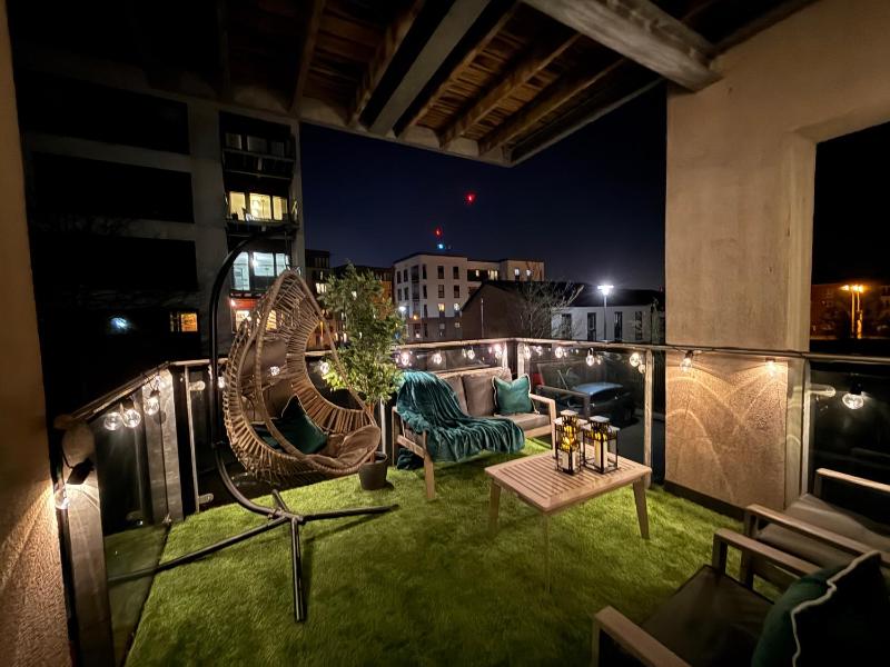 The Bell Suite by Prime Stays - Stylish 2 Bedroom in City Centre With Balcony & Gated Parking - image 34