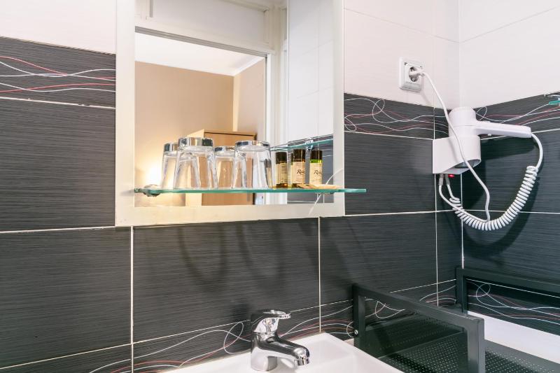 Single Room image 3