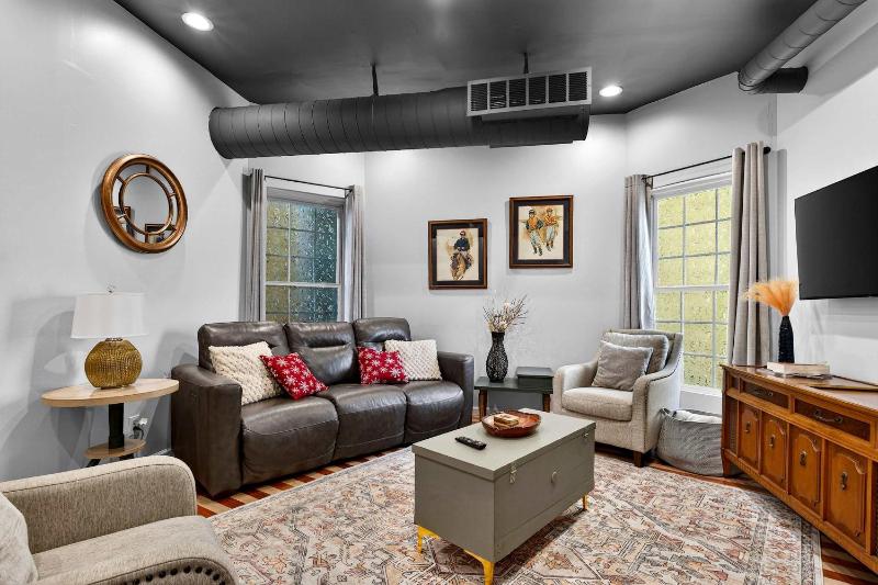 Spacious dual-unit home with private backyard - image 1