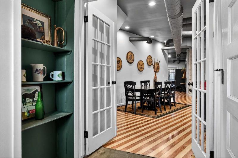 Spacious dual-unit home with private backyard - image 31