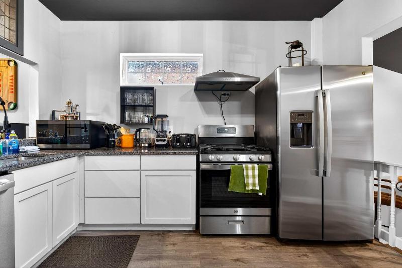 Spacious dual-unit home with private backyard - image 16