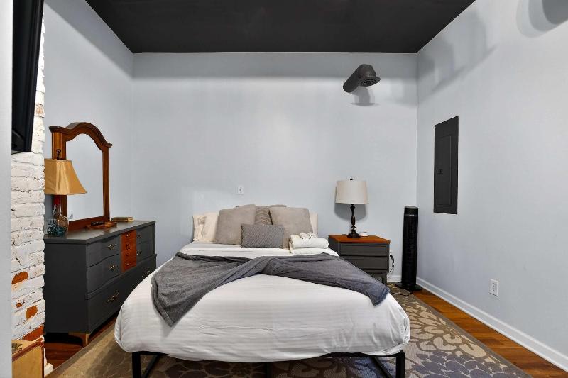 Spacious dual-unit home with private backyard - image 18