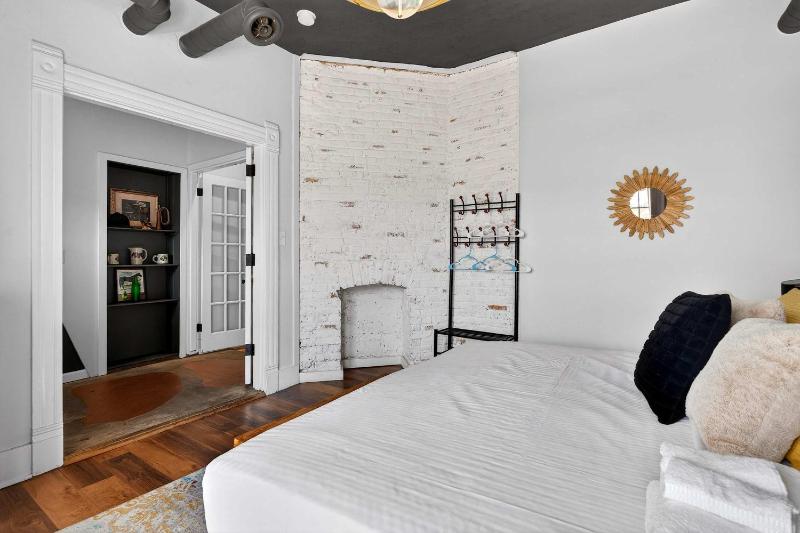Spacious dual-unit home with private backyard - image 14