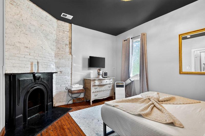 Spacious dual-unit home with private backyard - image 24