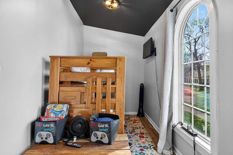 Spacious dual-unit home with private backyard - image 15