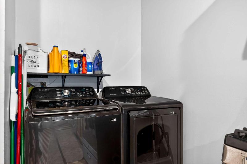 Spacious dual-unit home with private backyard - image 32