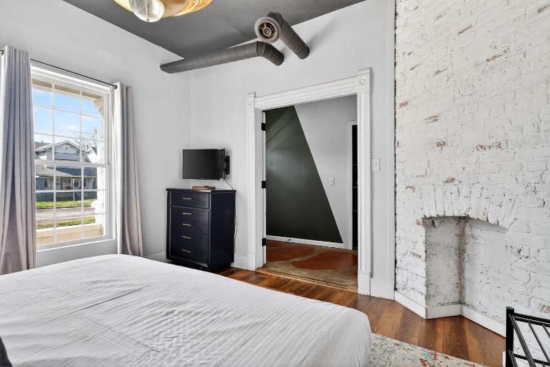 Stylish home close to Louisville NuLu & downtown - image 34