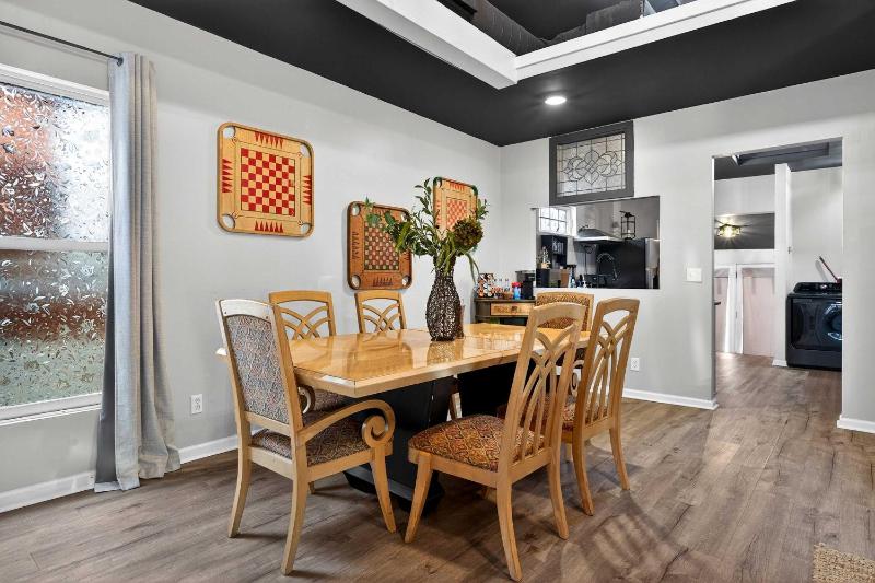 Spacious retreat w private backyard near downtown - image 31