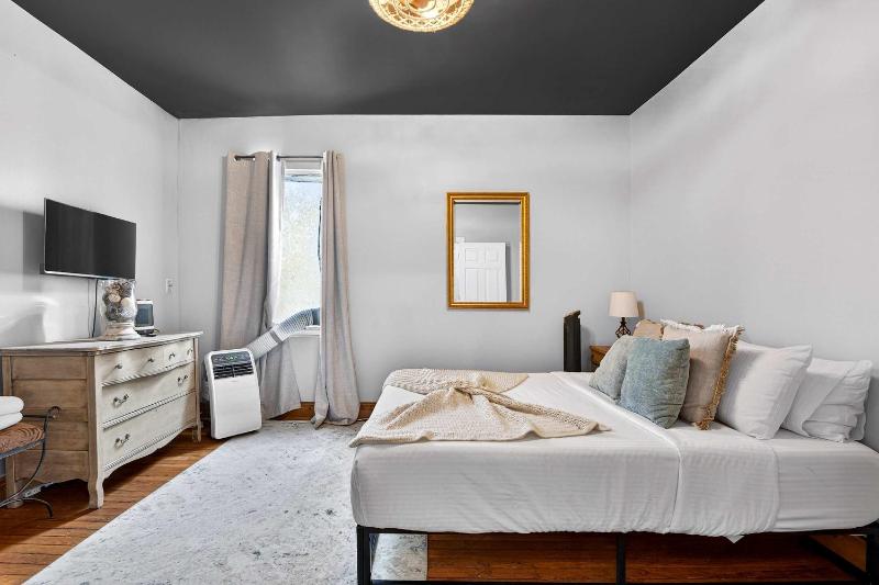 Spacious retreat w private backyard near downtown - image 15