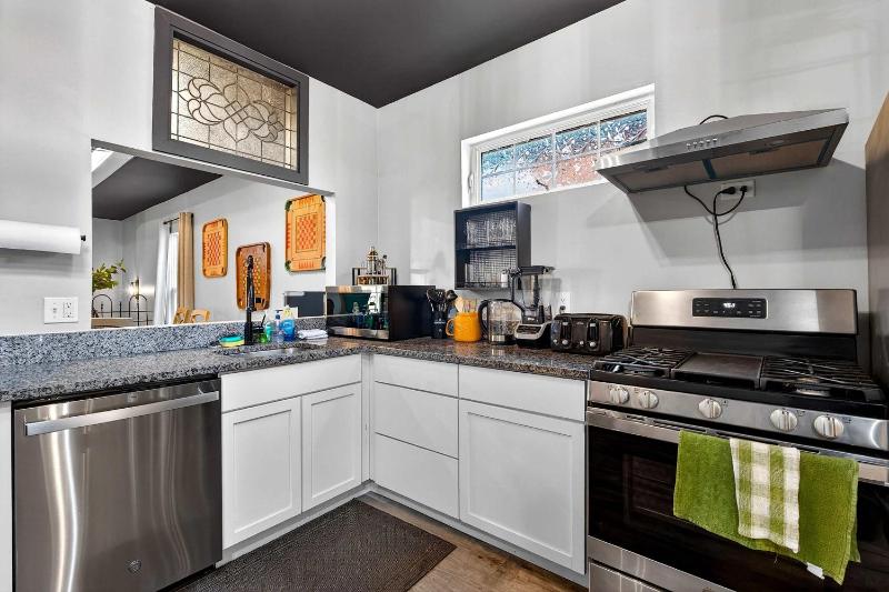 Spacious retreat w private backyard near downtown - image 12