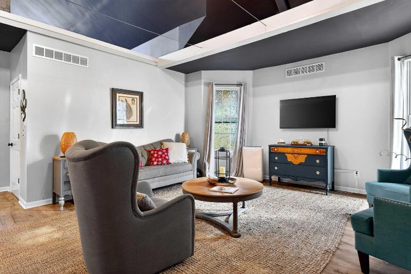 Spacious retreat w private backyard near downtown - image 18
