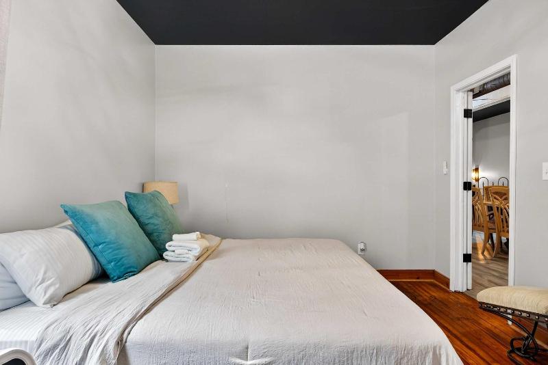 Spacious retreat w private backyard near downtown - image 14