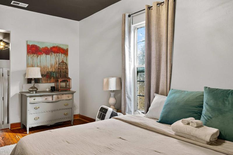 Spacious retreat w private backyard near downtown - image 28