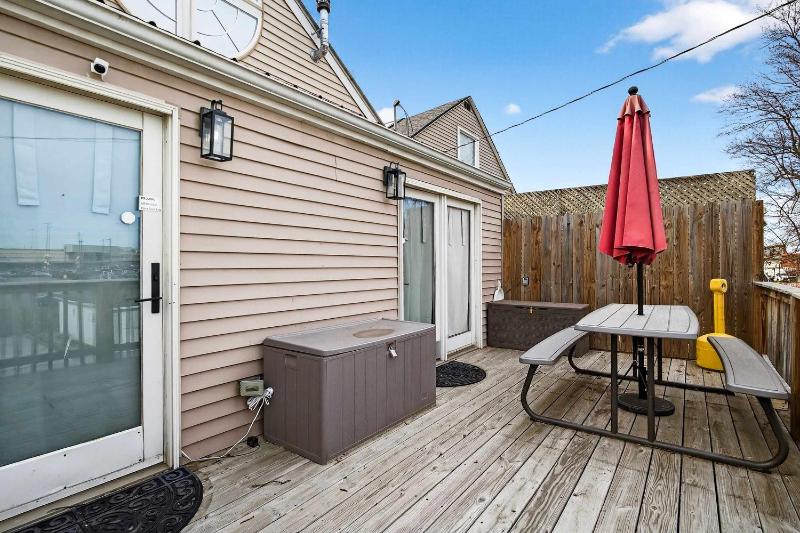 Spacious retreat w private backyard near downtown - image 38
