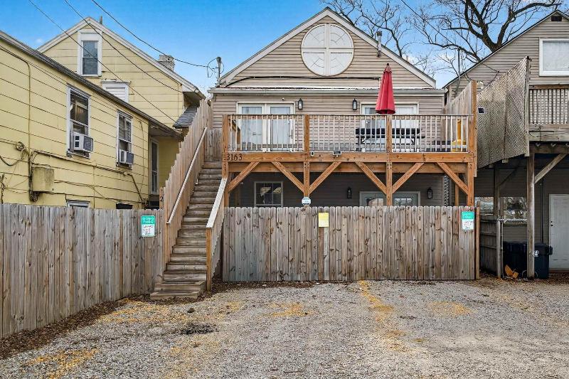 Spacious retreat w private backyard near downtown - image 30