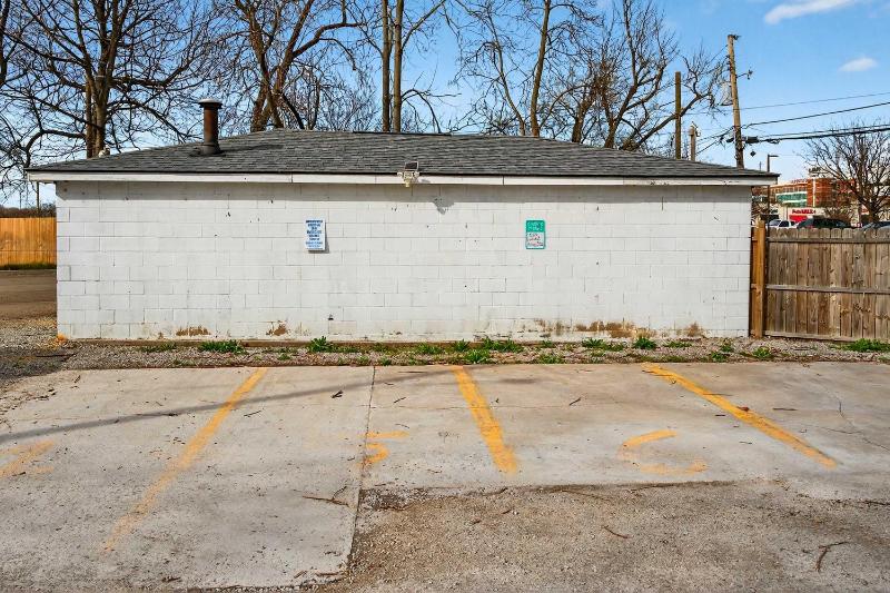 Spacious retreat w private backyard near downtown - image 22