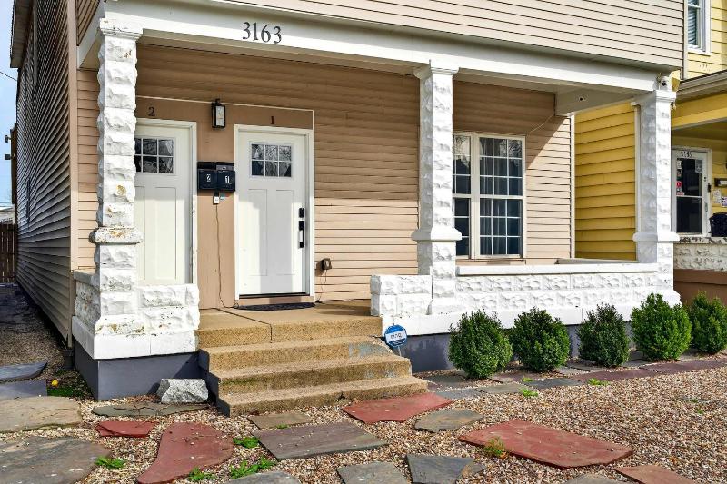 Spacious retreat w private backyard near downtown - image 10