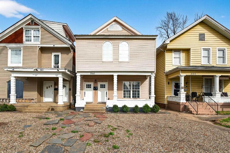 Spacious retreat w private backyard near downtown - image 20