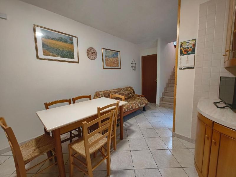 Two storey flat with garden - image 16
