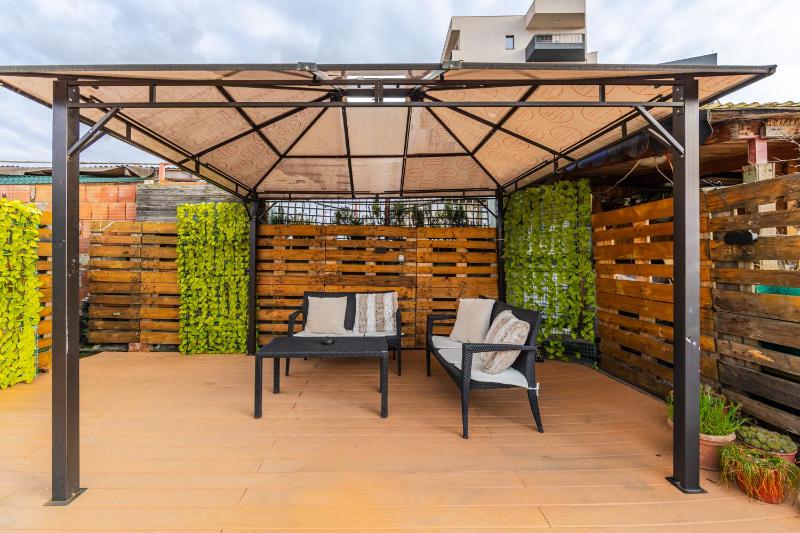Urban Chic Apartment Terrace & View by PikHost - image 10