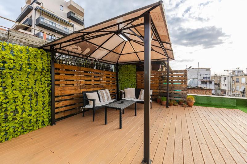 Urban Chic Apartment Terrace & View by PikHost - image 4