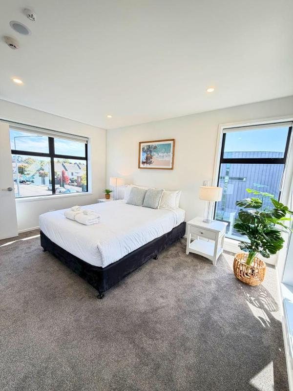 Central 2 Bedroom Townhouse with Private Yard - image 9