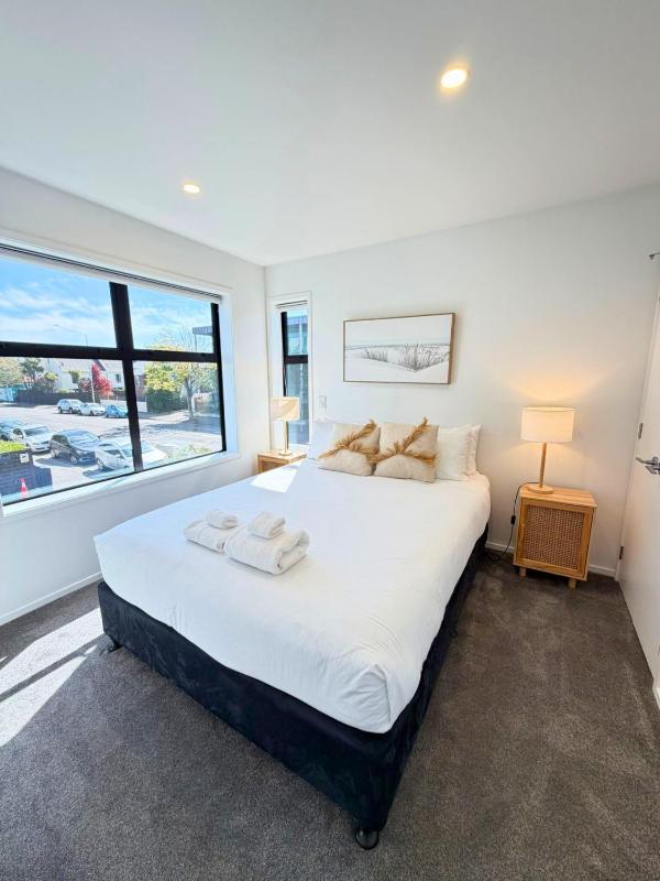 Central 2 Bedroom Townhouse with Private Yard - image 14