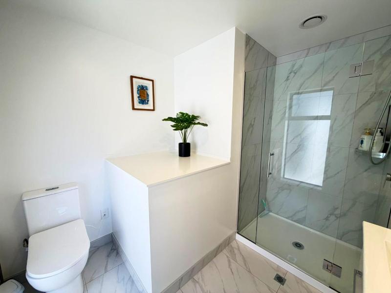 Central 2 Bedroom Townhouse with Private Yard - image 13