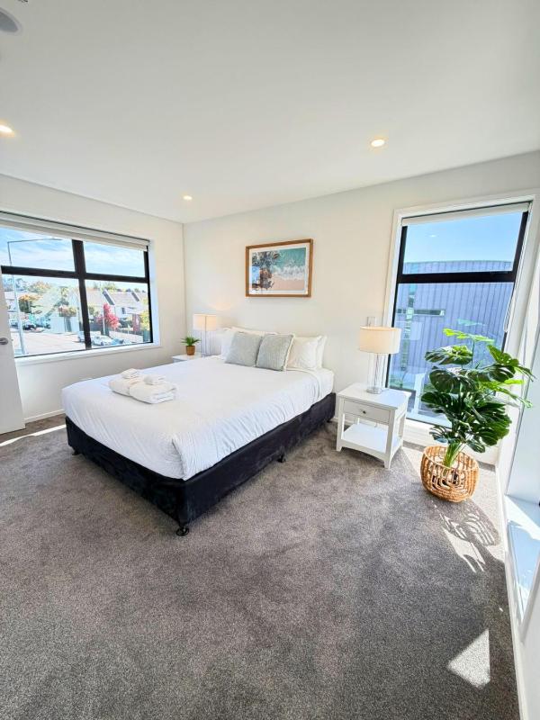 Central 2 Bedroom Townhouse with Private Yard - image 16