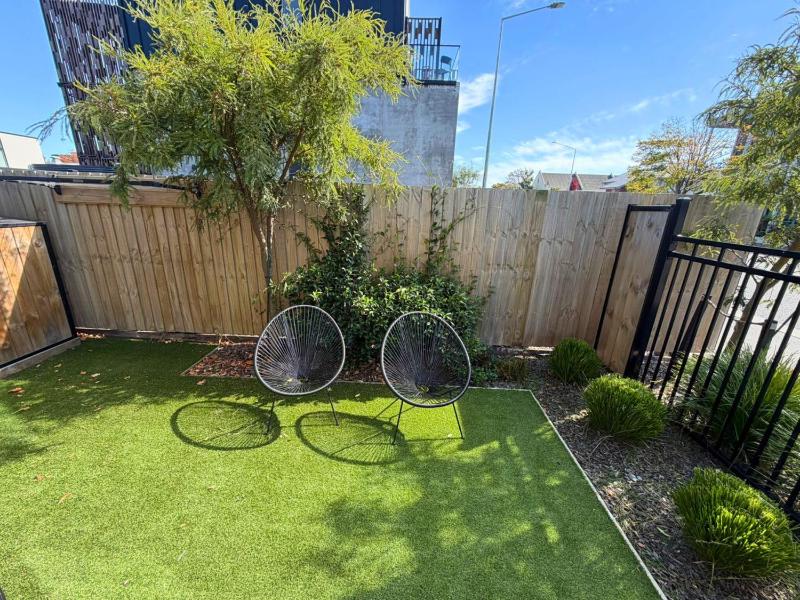 Central 2 Bedroom Townhouse with Private Yard - image 10