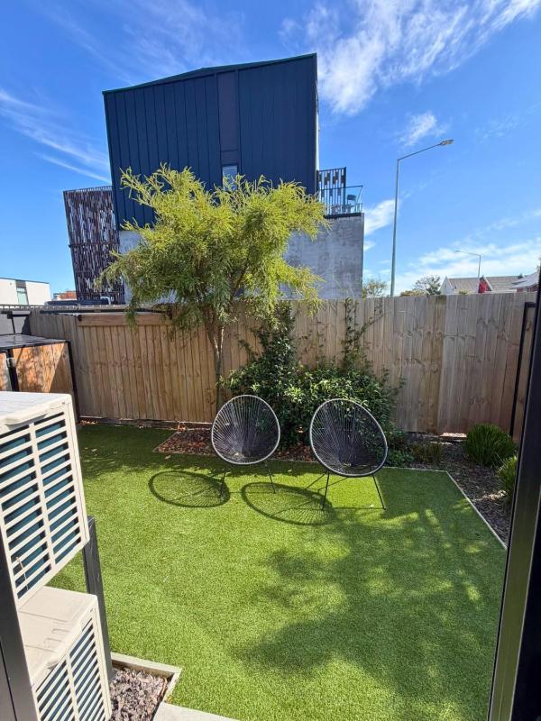 Central 2 Bedroom Townhouse with Private Yard - image 15