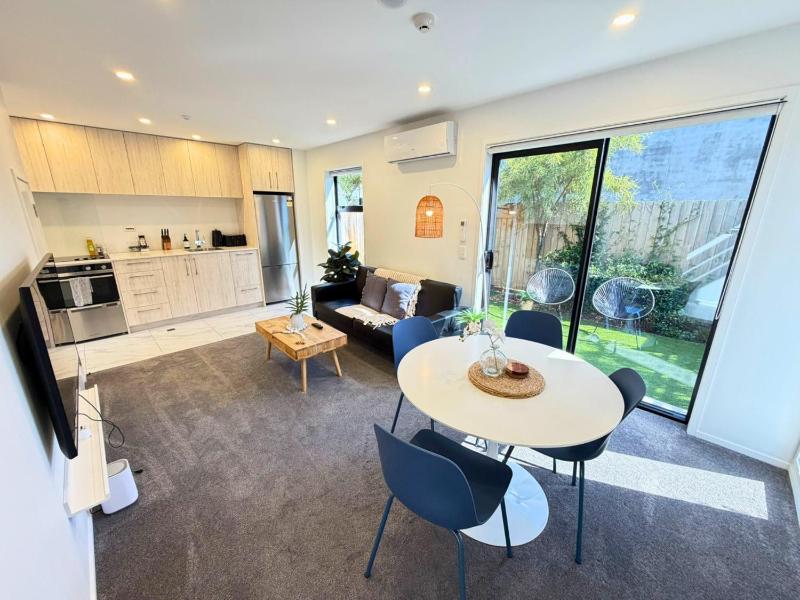 Central 2 Bedroom Townhouse with Private Yard - image 7