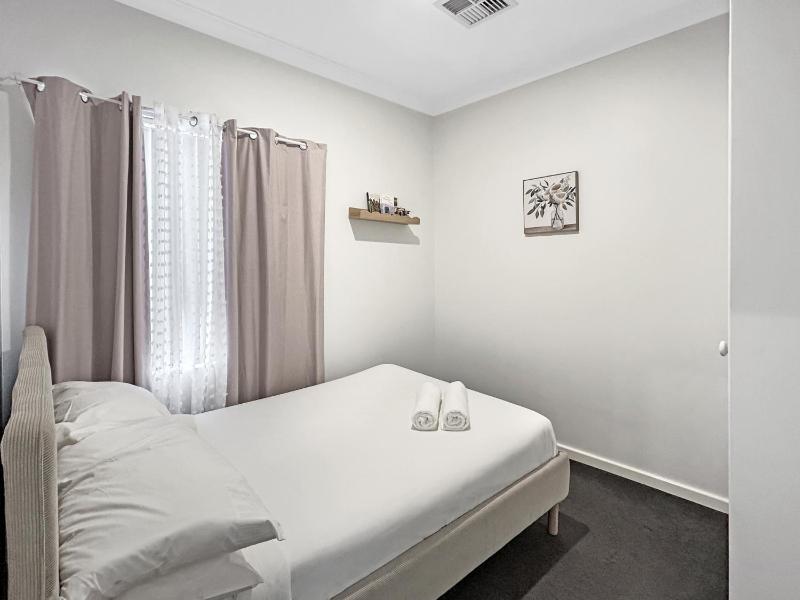 Bright 3-Bed House with Garage Parking - image 7