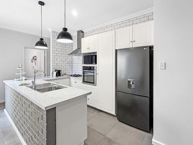 Bright 3-Bed House with Garage Parking - image 6