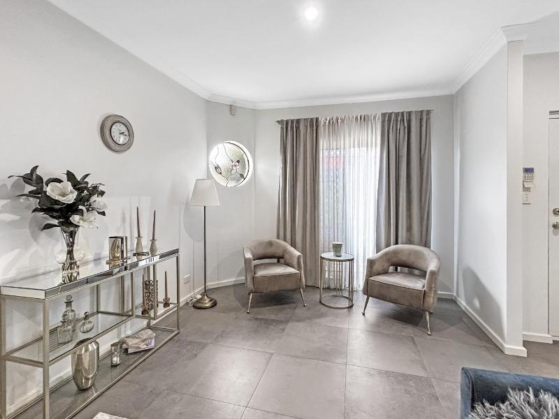 Bright 3-Bed House with Garage Parking - image 3