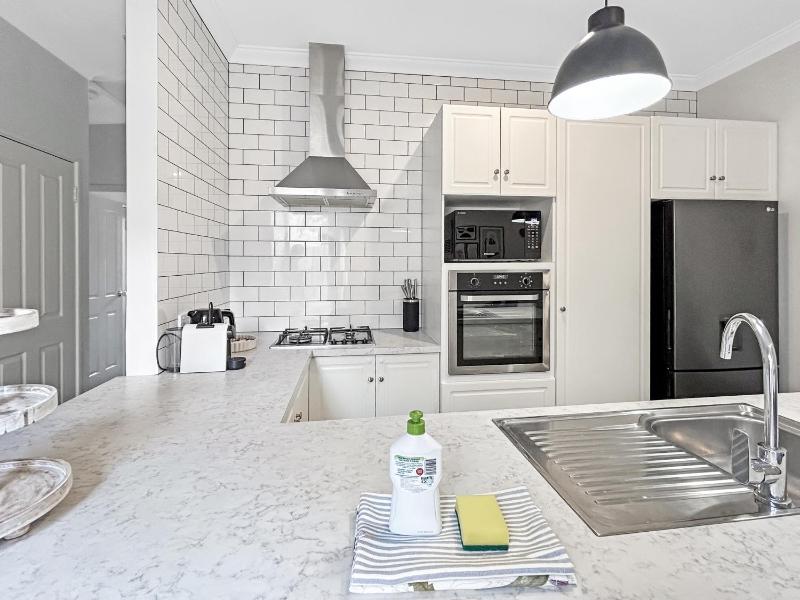 Bright 3-Bed House with Garage Parking - image 5