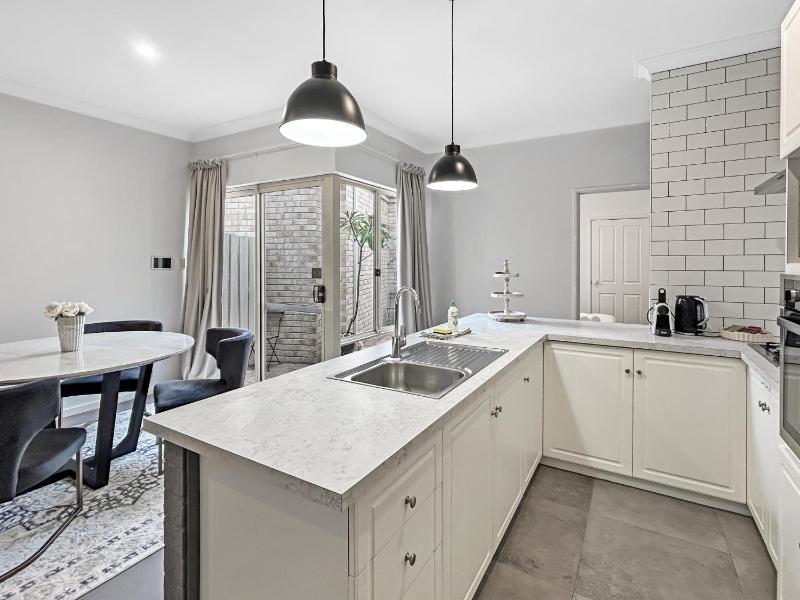 Bright 3-Bed House with Garage Parking - image 11