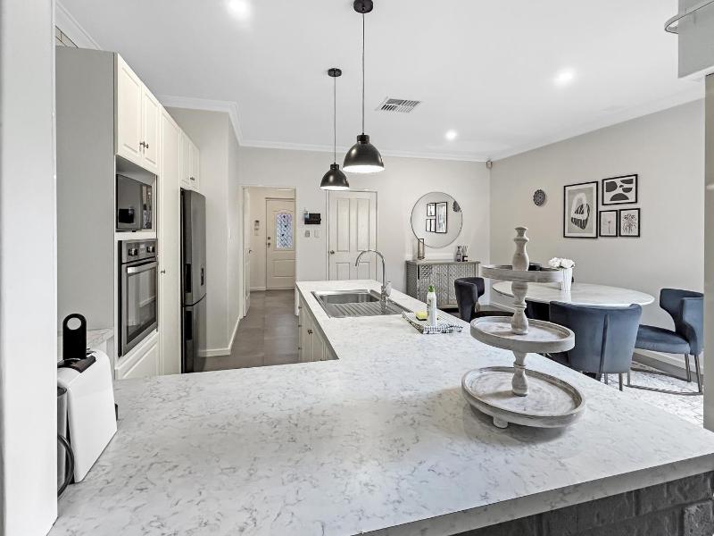 Bright 3-Bed House with Garage Parking - image 9