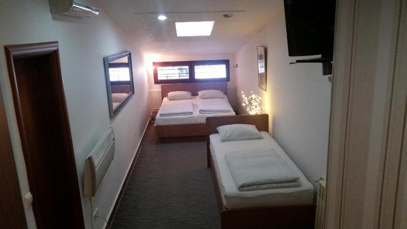 Classic Triple Room image 2