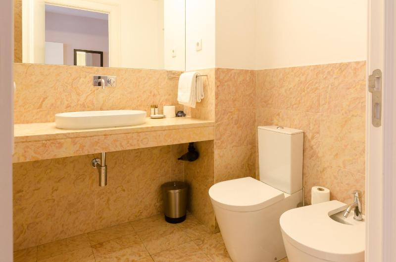 Superior One-Bedroom Apartment (4 Adults) image 3