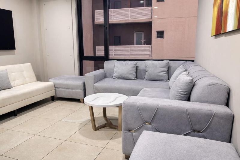 Apartamento moderno con vistas a la ciudad 2 dormitorios sala de estar y cocina equipada en la planta superior - image 11